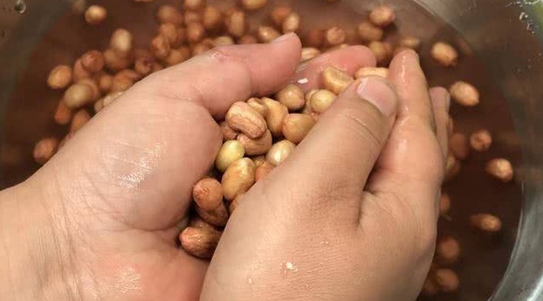 Hướng dẫn làm lạc rang muối với 3 bước đơn giản, nhanh gọn hướng dẫn làm lạc rang muối, sơ chế