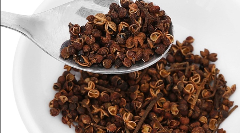 Hướng dẫn rang hạt mắc khén đúng cách, chuẩn vị Tây Bắc hướng dẫn rang hạt mắc khén, nhận biết