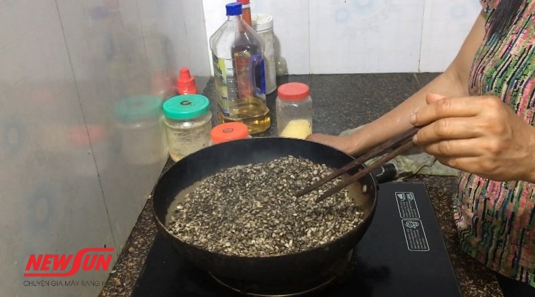 Hướng dẫn rang hạt tiêu bằng 4 cách được áp dụng phổ biến hướng dẫn rang hạt tiêubằng muối